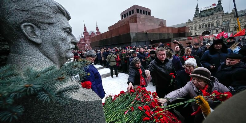 Der Beliebtheit Stalins bei den Russen tun die Repressionen gegen Millionen Menschen keinen Abbruch (Archivbild) - Foto: Alexander Zemlianichenko/AP/dpa