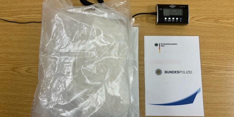 BPOL NRW: Bundespolizei beschlagnahmt im Rahmen der Grenzkontrollen drei Kilo Crystal Meth im Wert von über 200.000 Euro in Kranenburg Wyler - Foto: presseportal.de