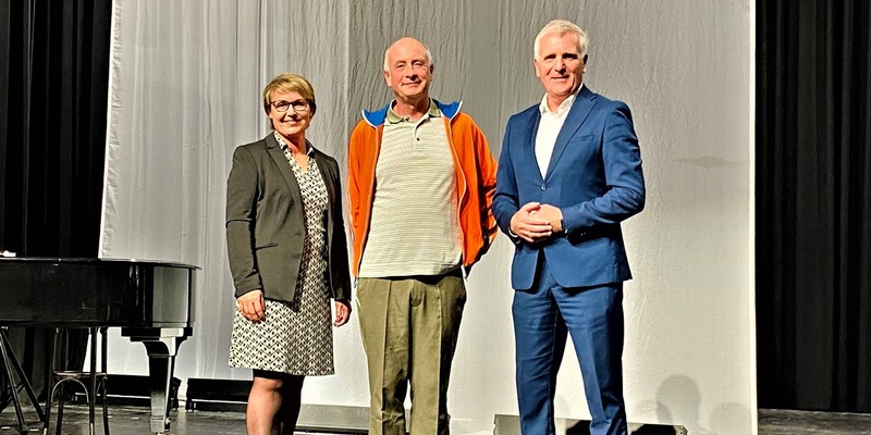 POL-LG: Polizeischutz für die Demokratie und Alfons - Jetzt noch deutscherer - Kooperatives Projekt der Polizeiinspektion Harburg mit Künstler Alfons - Foto: presseportal.de