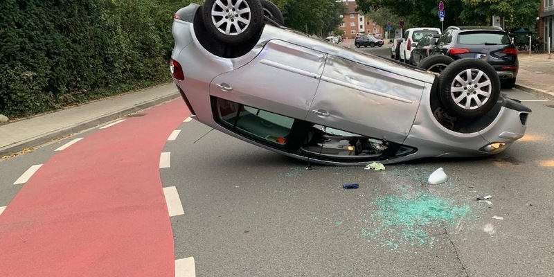 POL-LG: ++ Pkw überschlägt sich - beim Vorbeifahren Pkw touchiert - zwei Verletzte ++ Komplettentwendungen von Pkw BMW 318d und Audi-Cabrio ++ Schwimmer beklaut - mit Tracking App Dieb verfolgt ++ - Foto: presseportal.de