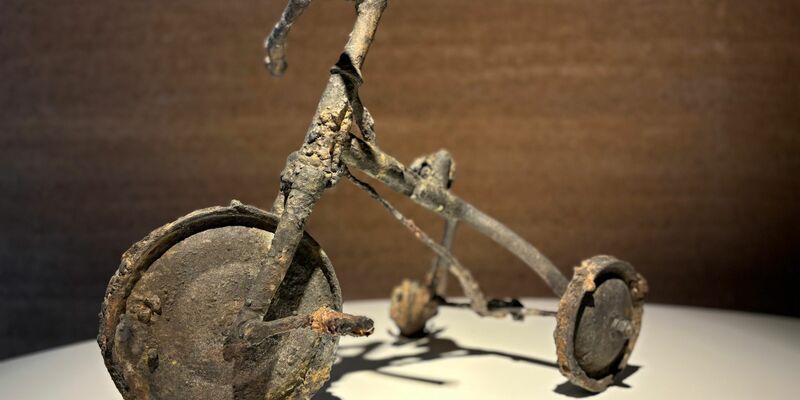 Ein Dreirad war das Lieblingsspielzeug von Shinichi Tetsutani (3), der durch die US-Atombombe auf Hiroshima ums Leben kam.   - Foto: Christiane Oelrich/dpa