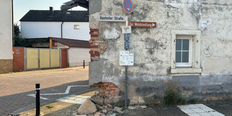 POL-PDLU: Unbekanntes Fahrzeug verursacht Sachschaden an Hauswand - Foto: presseportal.de