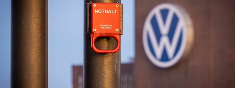 VW könnte einem Bericht zufolge Zehntausende Stellen abbauen. - Foto: Moritz Frankenberg/dpa