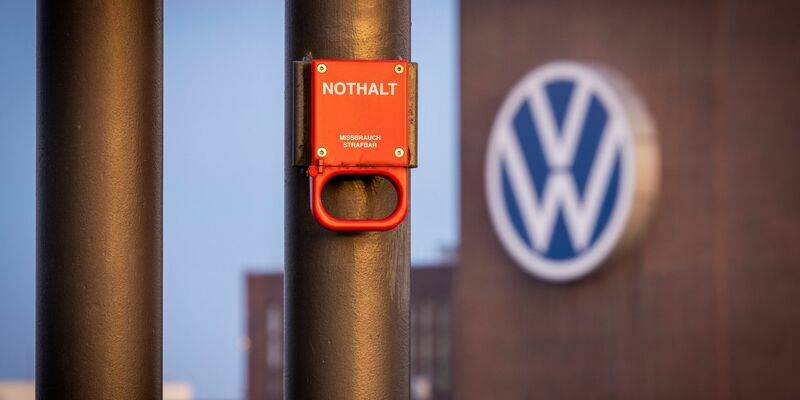 VW könnte einem Bericht zufolge Zehntausende Stellen abbauen. - Foto: Moritz Frankenberg/dpa