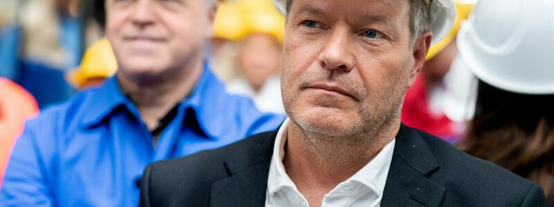 Am Vortag noch bei der kriselnden Meyer Werft, nun besucht Wirtschaftsminister Habeck das VW-Werk in Emden. - Foto: Hauke-Christian Dittrich/dpa