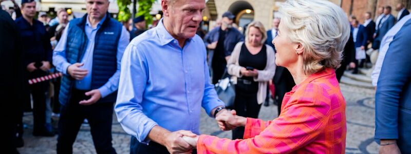 Ursula von der Leyen (CDU), Präsidentin der Europäischen Kommission, und Donald Tusk, Ministerpräsident von Polen, verlassen nach einem Pressestatement das Rathaus von Breslau. - Foto: Christoph Soeder/dpa-ENR-Pool/dpa