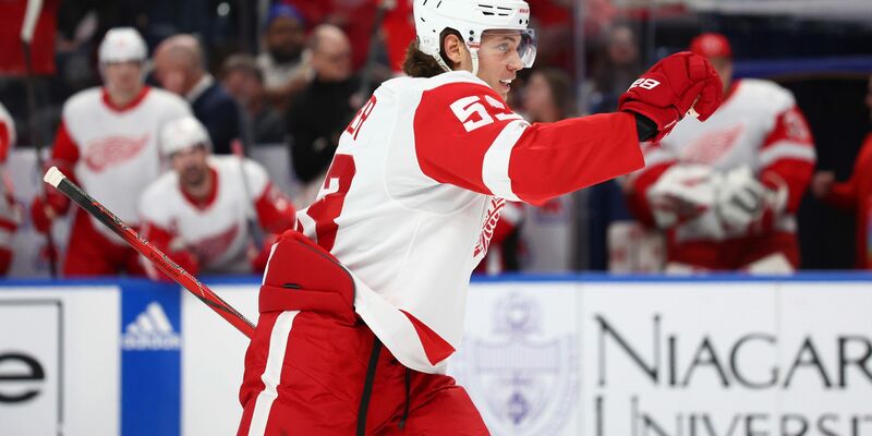 Eishockey-Star Moritz Seider unterschreibt einen Siebenjahresvertrag bei den Detroit Red Wings. - Foto: Jeffrey T. Barnes/AP/dpa