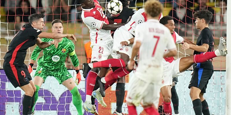 Der frühere Basketball-Superstar Michael Jordan (M) war ein prominenter Tribünengast. - Foto: Laurent Cipriani/AP