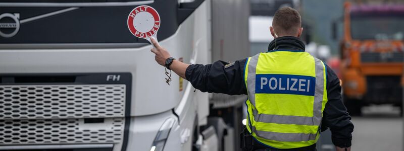 Längere Staus an den Grenzen versucht die Bundespolizei zu vermeiden. (Archivbild) - Foto: Harald Tittel/dpa