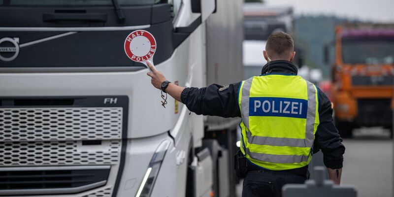 Laut einer Analyse des Kreditversicherers Allianz Trade könnten die temporären Grenzkontrollen zu Einbußen beim Bruttoinlandsprodukt in Höhe von bis zu 11,5 Milliarden Euro führen. - Foto: Harald Tittel/dpa
