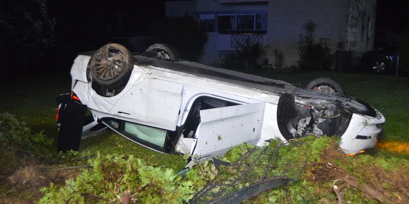POL-NI: Die Pferdestärken nicht im Zaum gehalten / Teslafahrer kommt von der Fahrbahn ab und überschlägt sich - Foto: presseportal.de