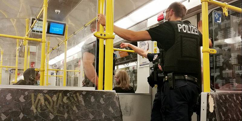 Polizei kontrolliert Maskenpflicht in U-Bahn während der Corona-Pandemie (Archiv) - Foto: über dts Nachrichtenagentur