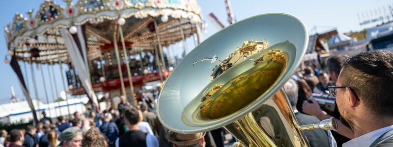 Millionen Liter Bier werden alljährlich auf dem Fest getrunken. - Foto: Lennart Preiss/dpa