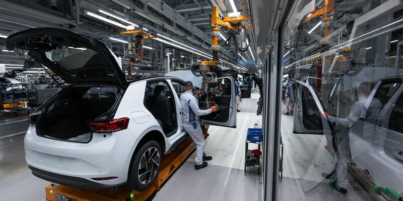 Die deutsche Autoindustrie kämpft mit schwachen Verkaufszahlen besonders bei E-Autos. (Archivbild) - Foto: Hendrik Schmidt/dpa