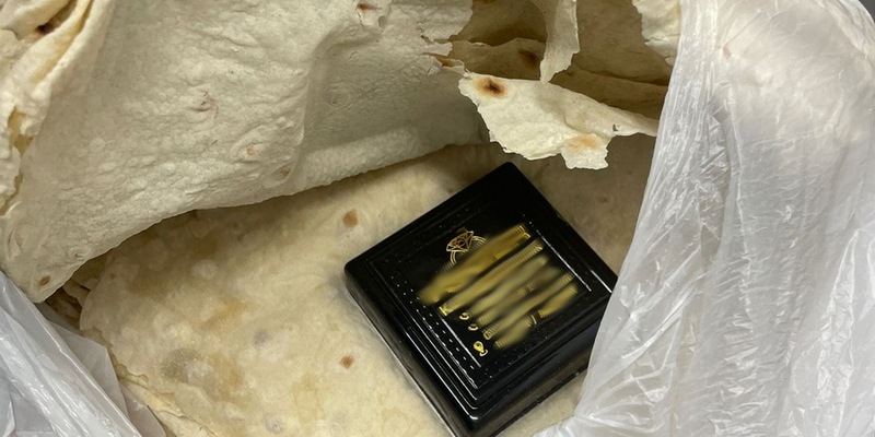 HZA-M: Zoll verhindert Goldschmuggel Goldarmreife im Fladenbrot entdeckt - Foto: presseportal.de