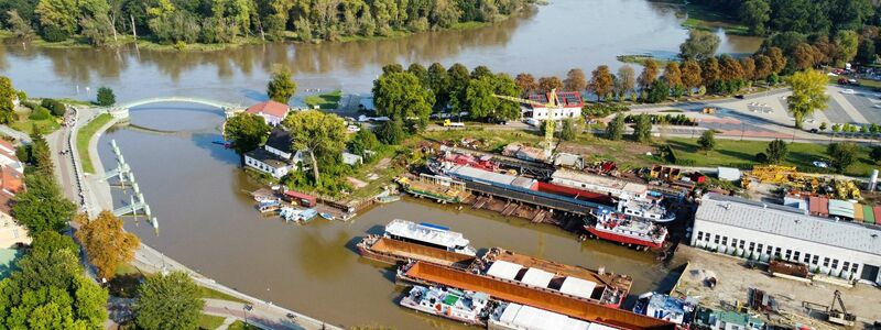 Menschen bauen in Polen mit Sandsäcken Barrieren gegen das Hochwasser. - Foto: Lech Muszynski/PAP/dpa