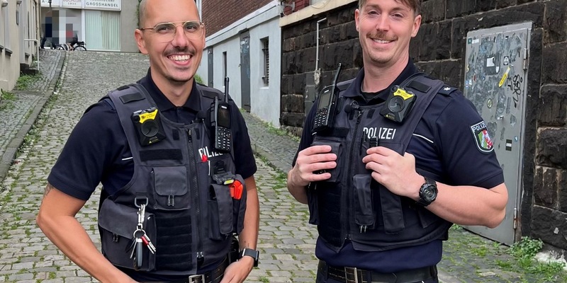 POL-DU: Ruhrort/Mittelmeiderich: Auf den Spuren von Horst Schimanski - Das jüngste Bezirksdienst-Duo legt los - Foto: presseportal.de