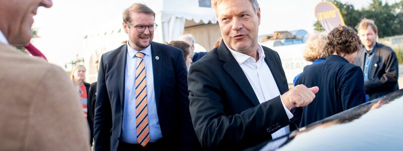 Nach den geplanten steuerlichen Anreize für E-Autos als Dienstwagen prüft die Bundesregierung weitere Anreize. (Archivbild). - Foto: Hauke-Christian Dittrich/dpa