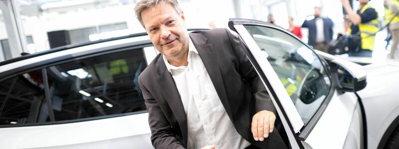 Nach den geplanten steuerlichen Anreize für E-Autos als Dienstwagen prüft die Bundesregierung weitere Anreize. (Archivbild). - Foto: Sina Schuldt/dpa