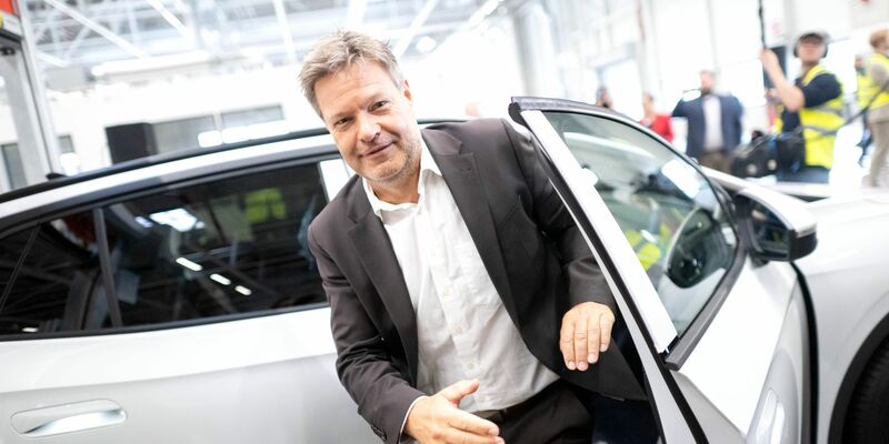 Bei der angestrebten Kostensenkung sollte das VW-Management aus Sicht von Habeck nicht «kaltherzig» über die Belegschaft hinweggehen und Standorte infrage stellen. - Foto: Sina Schuldt/dpa