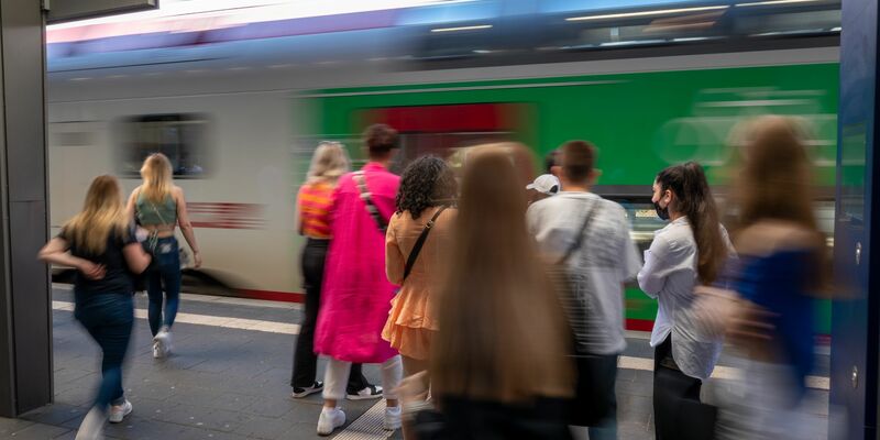 Rund 1,3 Milliarden Fahrgäste nutzten allein den öffentlichen Nahverkehr mit Bahnen. (Archivbild) - Foto: Harald Tittel/dpa