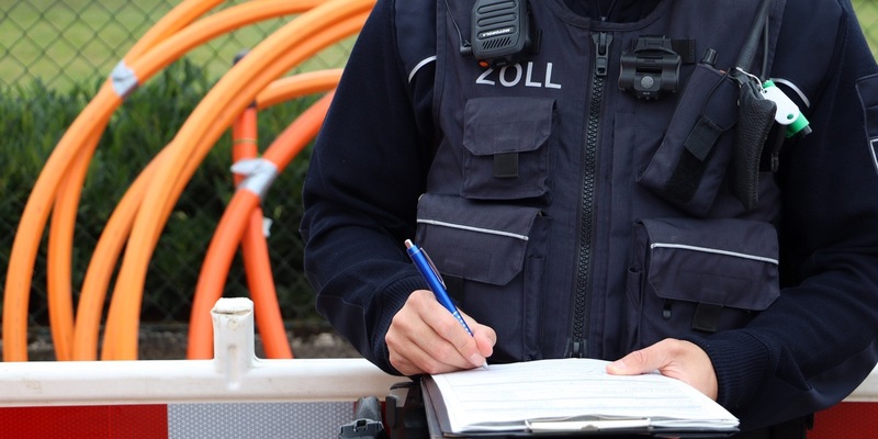 HZA-MS: Glasfaserausbau: Regelmäßige Zollkontrollen zeigen offenbar Wirkung / Kontrolle auf Schwarzarbeit und illegale Beschäftigung in Münster und Warendorf - ein Arbeitnehmer ohne Aufenthaltserlaubnis - Foto: presseportal.de