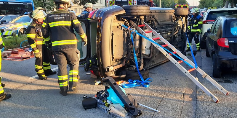 FW-M: Opel in Seitenlage (Milbertshofen) - Foto: presseportal.de