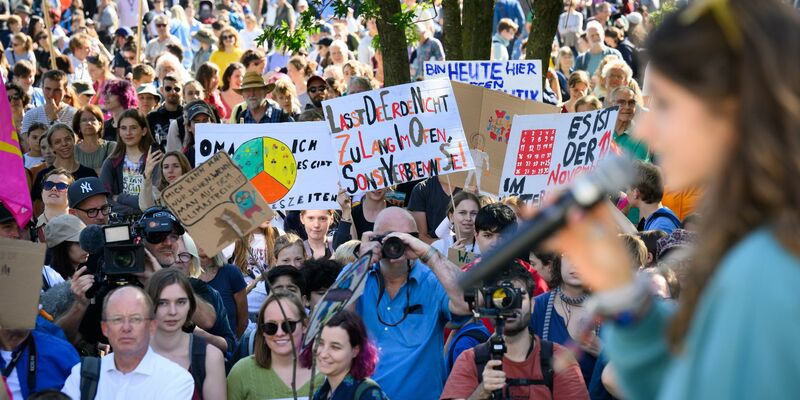 Demonstration fürs Klima: Mehrere Tausend haben in Berlin protestiert. - Foto: Bernd von Jutrczenka/dpa