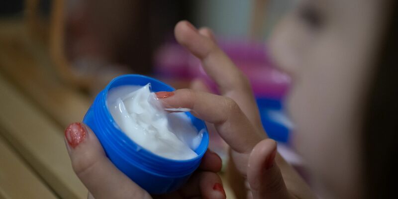 In sozialen Medien sind geschönte Gesichter ständig präsent. Schon Kinder bekommen dadurch das Gefühl, etwas für ihre Haut tun zu müssen. (Illustration) - Foto: Hendrik Schmidt/dpa
