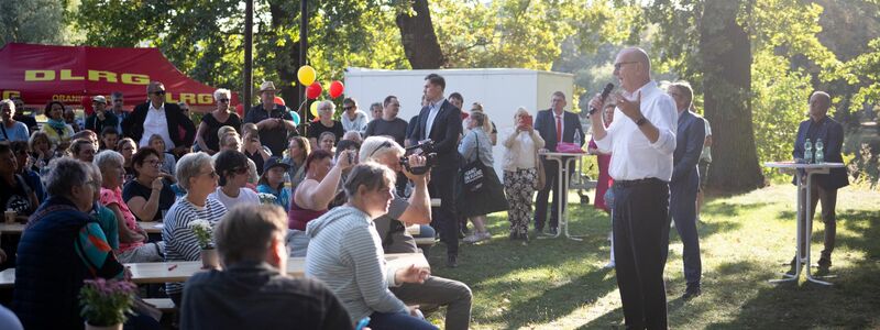 Woidke spricht beim Wahlkampfabschluss der SPD in Oranienburg vor rund 200 Menschen. - Foto: Sebastian Christoph Gollnow/dpa