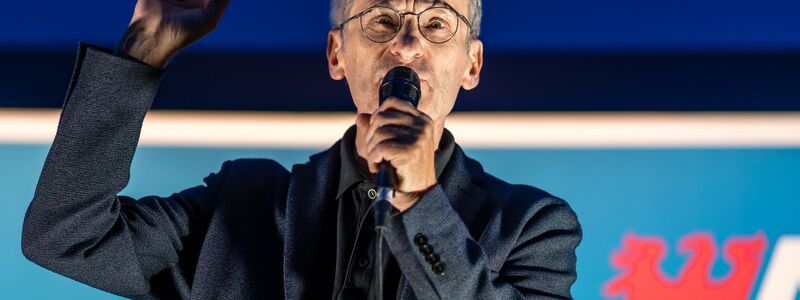 AfD-Spitzenkandidat Hans-Christoph Berndt tritt beim offiziellen Wahlkampfabschluss seiner Partei in Cottbus auf. - Foto: Frank Hammerschmidt/dpa