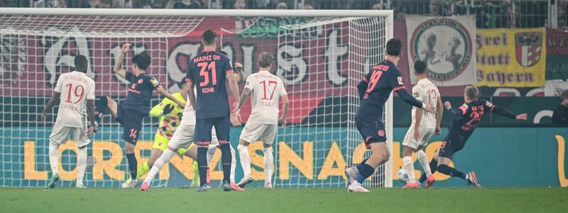 Die Mainzer bejubeln den zweiten Treffer gegen Augsburg - Foto: Harry Langer/dpa