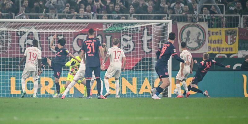 Augsburg-Trainer Sandro Wagner ist sehr unzufrieden mit der ersten Halbzeit. - Foto: Harry Langer/dpa
