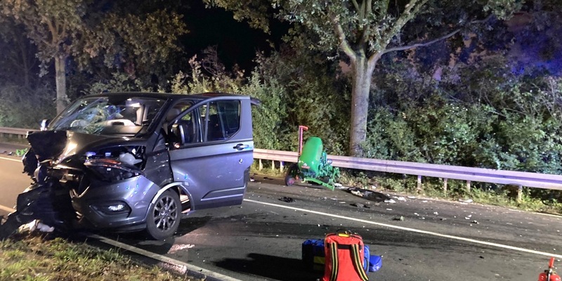 FW Grevenbroich: Drei Verletzte bei schwerem Verkehrsunfall bei Barrenstein - Foto: presseportal.de