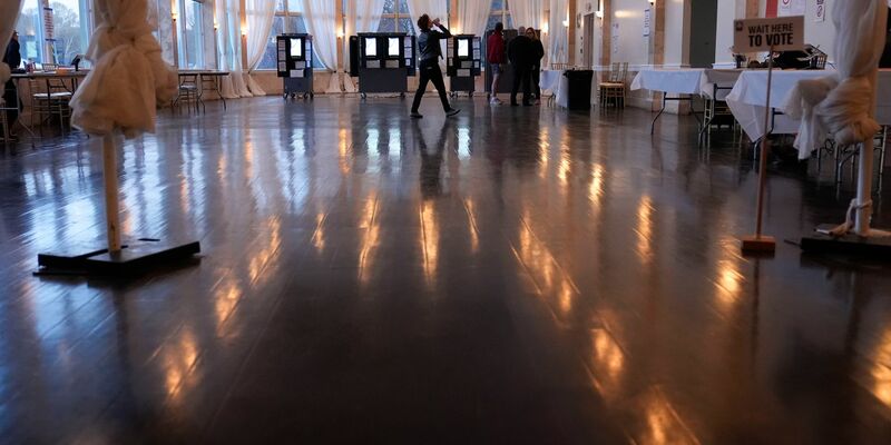 Kritikern zufolge könnte die Entscheidung der Wahlkommission am Wahltag zu Chaos führen. (Archivbild) - Foto: Brynn Anderson/AP