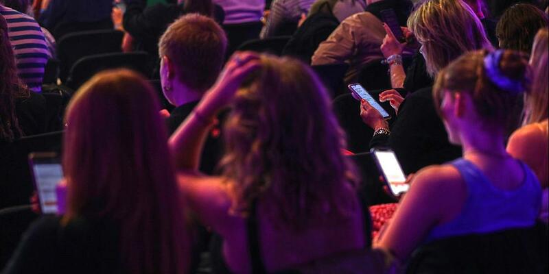 Junge Leute mit Smartphone (Archiv) - Foto: über dts Nachrichtenagentur