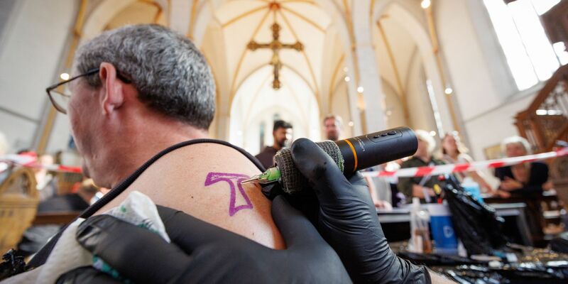 Der tätowierte Seelsorger Frank Kribber beim Tattoo-Gottesdienst in der Johanniskirche. - Foto: Friso Gentsch/dpa