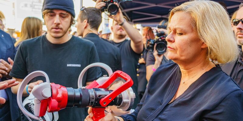Nancy Faeser (SPD) bei dem zweiten Bevölkerungsschutztag von Bund und Ländern in Wiesbaden. Hier konnten sich Bürgerinnen und Bürger über gute Krisenvorsorge und Engagement im Ehrenamt informieren. - Foto: Andreas Arnold/dpa