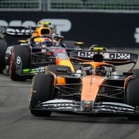 Um die Kühlwesten, wie sie Oscar Piastri trägt, gibt es einige Diskussionen in der Formel 1. - Foto: Vincent Thian/AP/dpa