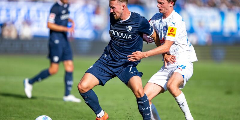 Bochums Lukas Daschner (l) und Kiels Magnus Knudsen im Zweikampf. - Foto: David Inderlied/dpa
