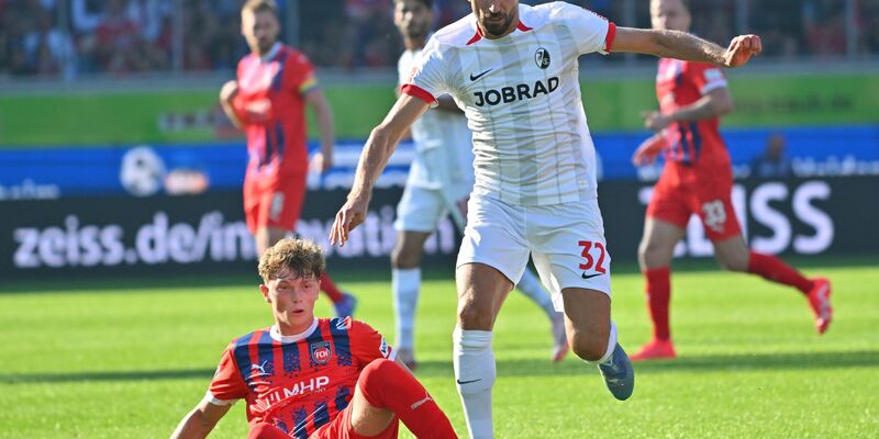 Durfte sich feiern lassen: Freiburgs Torschütze Johan Manzambi. - Foto: Jan-Philipp Strobel/dpa