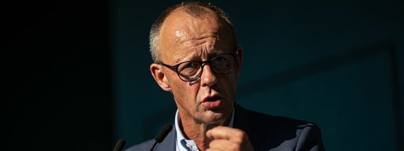 Der CDU-Bundesvorsitzende Friedrich Merz tritt beim Wahlkampfabschluss der CDU in Potsdam auf.  - Foto: Fabian Sommer/dpa