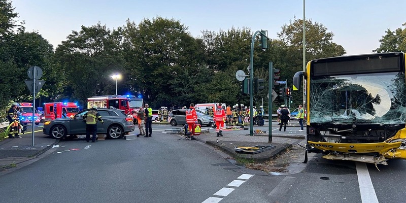 FW-E: Schwerer Verkehrsunfall löst Großeinsatz für den Rettungsdienst aus - eine Person eingeklemmt - Foto: presseportal.de