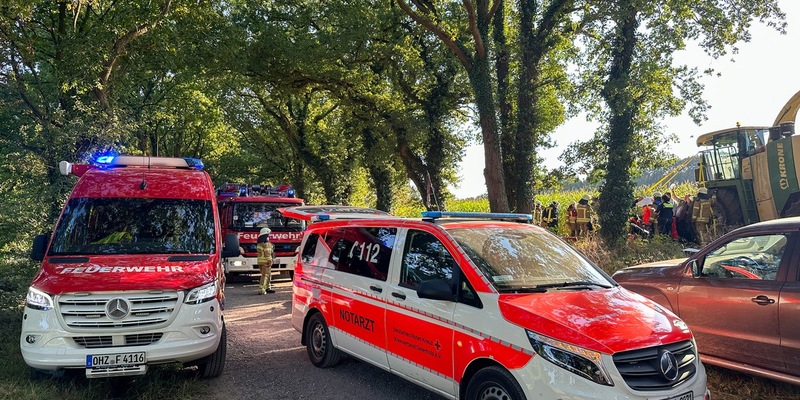 FW Osterholz-Scharm.: Komplexe technische Rettung: Person von Maishäcksler erfasst - Foto: presseportal.de