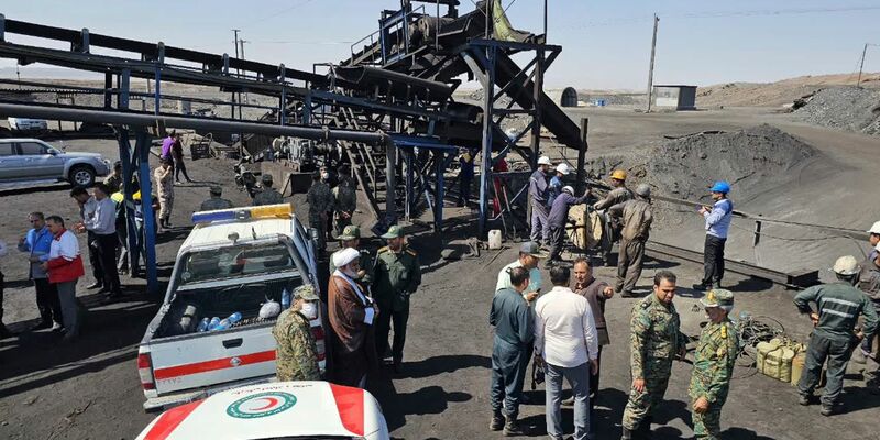 Bergleute und Polizisten am Standort der Kohlemine. - Foto: Uncredited/Iranian Red Crescent Society/AP/dpa