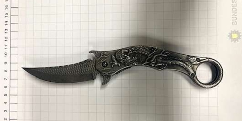 BPOL NRW: 20-Jähriger versucht unbemerkt Gegenstand zu beseitigen - Bundespolizei stellt Springmesser sicher - Foto: presseportal.de