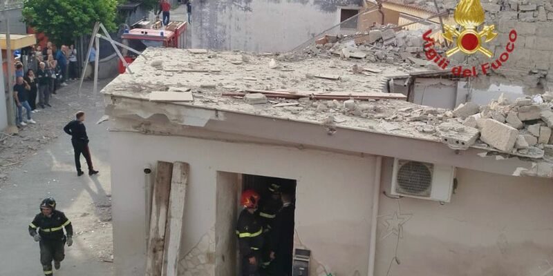 Rettungskräfte arbeiten an der Einsturzstelle.  - Foto: ---/Vigili del Fuoco/dpa