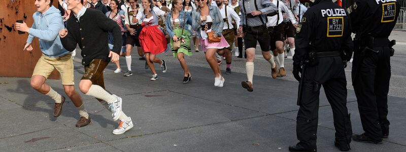 Gäste rennen am Samstagmorgen zu den Zelten. - Foto: Angelika Warmuth/dpa