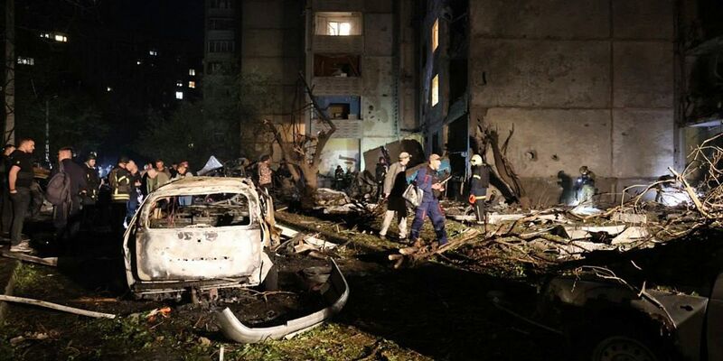 Der Einschlag einer russischen Gleitbombe hat schwere Zerstörungen in Charkiw verursacht.  - Foto: Uncredited/Ukrainian National Police/AP/dpa