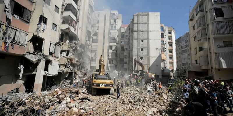 Zwei siebenstöckige Gebäude sind bei dem Angriff am Freitag zusammengebrochen. (Archivbild) - Foto: Bilal Hussein/AP